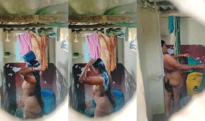 Desi Aunty Bathing