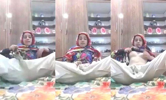 Paki Bhabhi Shows Boobs
